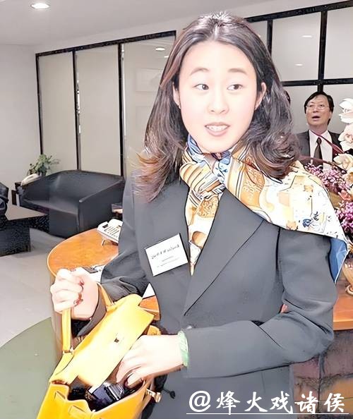 她相貌平平，却拿捏两位千亿富豪，为老头连生两子，现是豪门董事